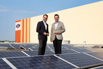 Vereinbaren weitere Maßnahmen für den Klimaschutz durch den Ausbau erneuerbarer Energien: Ford-Vorstandschef Martin Sander (rechts) und Andreas Feicht, Vorstandsvorsitzender der Rhein Energie AG.