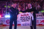 Verlängern die Partnerschaft bis 2028 (v.l.): Subaru-Geschäftsführer Volker Dannath und Christian Winkler, Geschäftsführer des EHC Red Bull München.