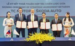 Vertreter von Skoda und Thanh Cong Motor bei der Vertragsunterzeichnung in Vietnam.