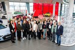 Vertreterinnen und Vertreter verschiedener karitativer Institutionen aus der Region freuen sich über die Weihnachtsspende der Audi-Belegschaft.
