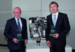 v.l.n.r.: Dr. Rüdiger Szengel, Leiter der Volkswagen Otto-Motoren-Entwicklung, und Dr. Hermann Middendorf, Volkswagen Otto-Motoren-Entwicklung.