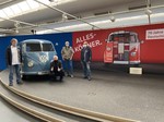 Volkswagen-Museum: Eberhard Kittler (hockend) und Mitglieder des Freundeskreises freuen sich hinter ihrem Mund-Nasen-Schutz über die Wiedereröffnung.
