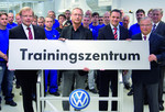 Volkswagen Osnabrück hat ein neues Trainingszentrum eröffnet (von links): Ludger Teeken (Sprecher der Gechäftsführung), Betriebsratsvorsitzender Wolfram Smolinski, Betriebsratsvorsitzender, Trainingszentrums-Leiter Timo und Hubert Waltl, Mitglied des Markenvorstands Volkswagen Pkw.