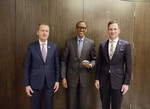Volkswagen plant integriertes Mobilitätskonzept in Ruanda: Dr. Herbert Diess, Vorstandsvorsitzender der Marke Volkswagen (von links), Ruandas Präsident Paul Kagame und Thomas Schäfer, CEO der Volkswagen Group South Africa.