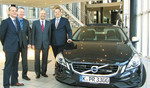 Volvo und HDI sind Partner für Kfz-Versicherungsleistungen (von links): Thomas Mengelkoch (Direktor Finanzen und Controlling, Volvo), Norbert Hergenhahn (Vertriebsvorstand der HDI-Direkt-Versicherung), Dr. Klaus Rinke (Geschäftsleitungsmitglied der HDI-Direkt-Versicherung, Niederlassung Berlin) und Volvo-Deutschland-Geschäftsführer Bernhard Bauer.
