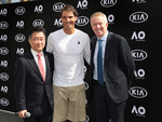 Von rechts: Australian Open Turnierdirektor Craig Tiley, Tennisstar Rafael Nadal und James Cho, Geschäftsführer Kia Motors Australien übergeben die Kia-Flotte für die Australian Open.