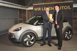 Vor der Studie Opel Adam Rocks bekommt Marketing-Direktor Andreas Marx (links) den „Plus X Award“ von Laudator und Jury-Chef Timm Sandmeyer.