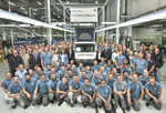 Vorstände, Betriebsräte und Mitarbeiter feiern den 100 000. Volkswagen California aus Hannover.