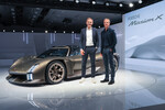 Vorstandsvorsitzender Oliver Blume (l.) und Michael Mauer, Leiter Style Porsche, präsentieren den Mission X.