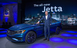 VW-Markenvorstand Dr. Herbert Diess präsentiert am Vorabend der NAIAS den Jetta für Nordamerika.