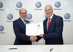VW-Vorstand Jürgen Stackmann (r.) und Dr. Matti Pörhö, Präsident des Europäischen Händlerverbands EDC, besiegeln das neue Vertriebskonzept.