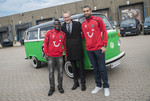 VWN-Vorstand Dr. Eckhard Scholz begrüsst 96-Stürmer Didier Ya Konan (li) und Innenverteidiger Felipe Trevizan Martin in der Bulli-Werkstatt von Volkswagen Nutzfahrzeuge.