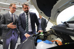 VWN-Vorstandsvorsitzender Dr. Thomas Sedran (li.) und Niedersachsens Umweltminister Olaf Lies vor dem Motorraum des ABT e-Transporters.