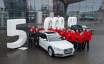 Werkleiter Fred Schulze und Audi-Mitarbeiter feiern den fünfmillionsten Audi mit Quattro-Antrieb.