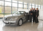 Werksleiter Peter Schabert (2.v.l.) und Doris Heitkamp-König (rechts) übergeben Dieter Funke und seiner Frau Ingrid das Mercedes-Benz E-Klasse Cabrio. 