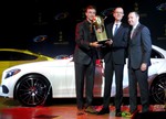 World Car of the Year 2015: Chris Horn nimmt die Auszeichnung entgegen vom Vice President der World Car-Organisation Peter Lyon.