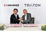  Yoshio Shimo, Präsident und CEO von Hino Motors, und Andreas Renschler, Traton-Vorstandsvorsitzender und VW-Vorstandsmitglied für den Geschäftsbereich Nutzfahrzeuge, beschließen eine engere Zusammenarbeit der beiden Unternehmen.
