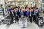Zur Feier des 125-millionsten Getriebes aus Kassel kam auch VW-Vorstandsvorsitzender Matthias Müller (Bildmitte).