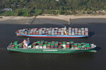 Zwei Containerschiffe auf der Elbe vor Hamburg.
