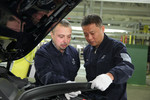 Zwei Mitarbeiter von BBAC bei der Produktion im neuen Daimler-Kompaktwagen-Werk in Peking.